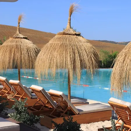 Stylish Lagoon Retreat *