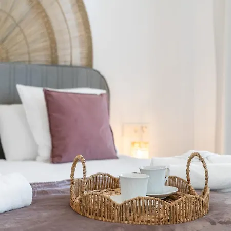 Stylish Lagoon Retreat Lejlighed